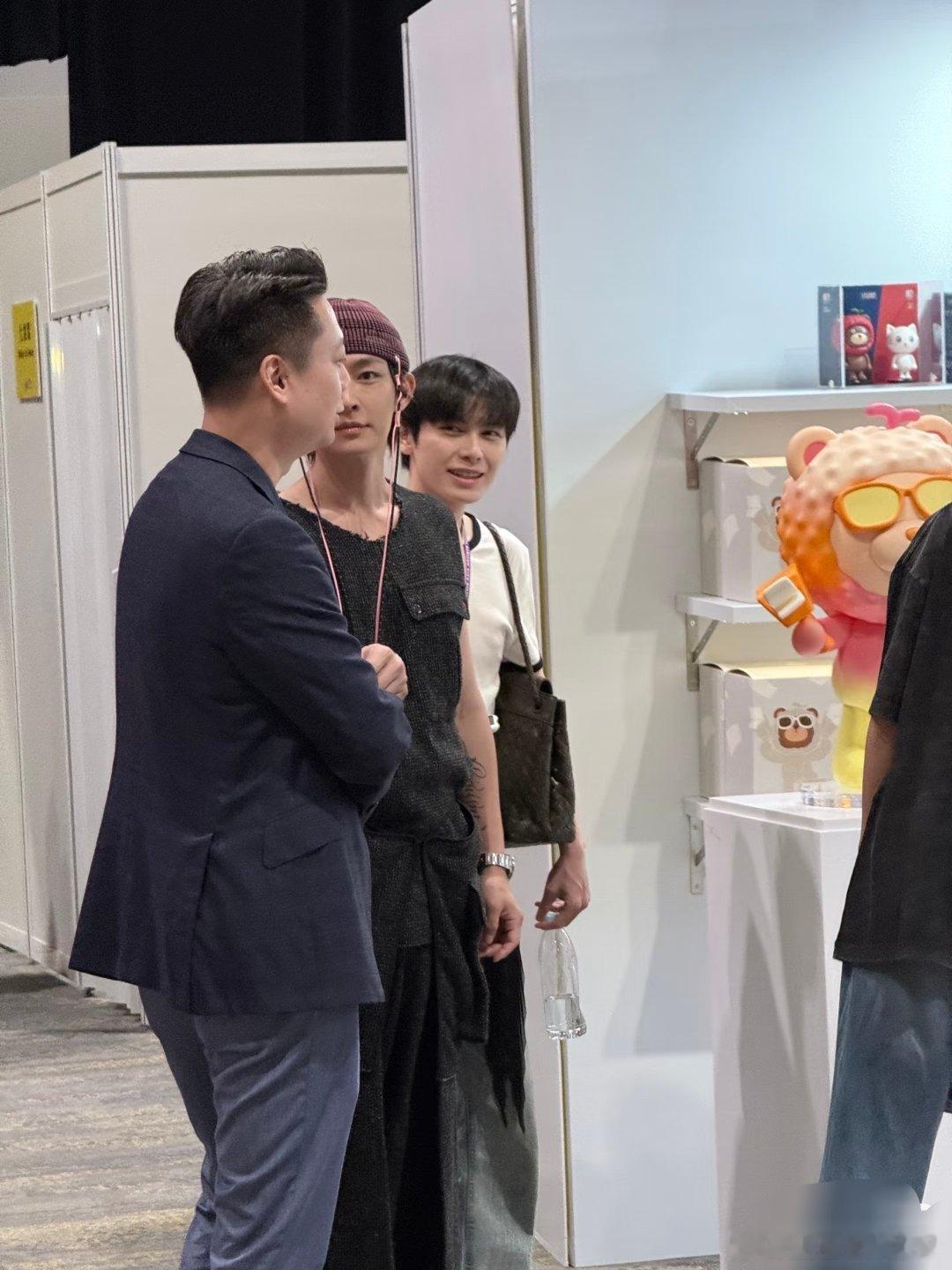 有网友偶遇炎亚纶了旁边帮忙背包的应该是小男友吧看起来又乖又帅的​​