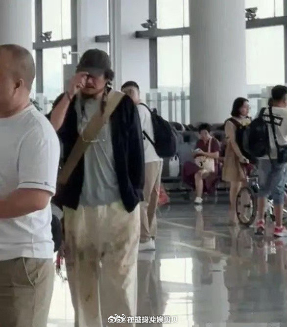 你以为他是流浪汉，其实人家穿的是巴黎世家新款！