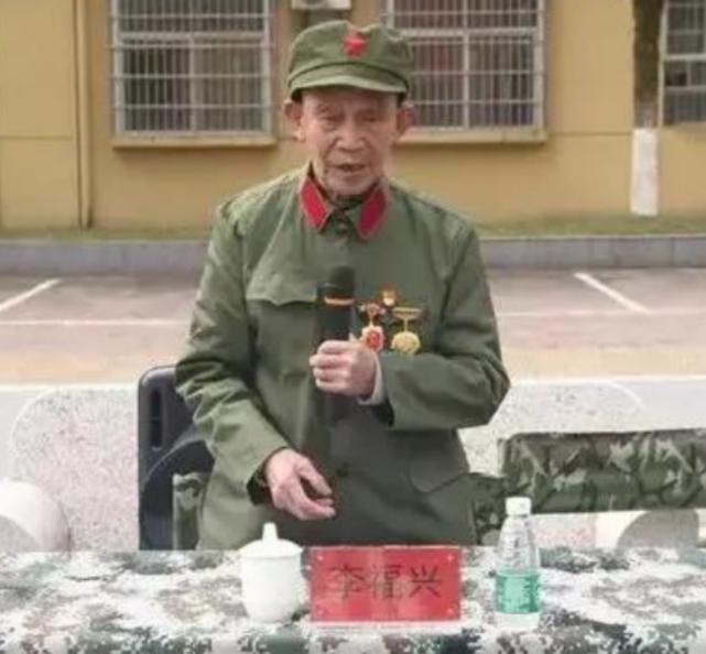 1945年，新四军战士李福兴在打扫战场时，发现了一名鬼子尸体上有一把枪，正当李福