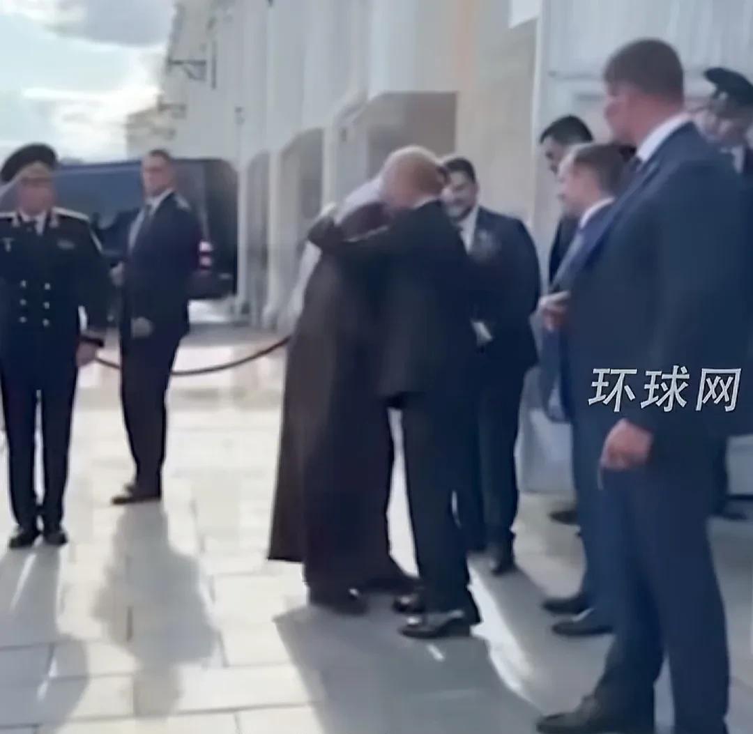 再次见证普京和阿联酋总统穆罕默德亲如兄弟，胜过兄弟友谊。昨天穆罕默德访问俄罗斯