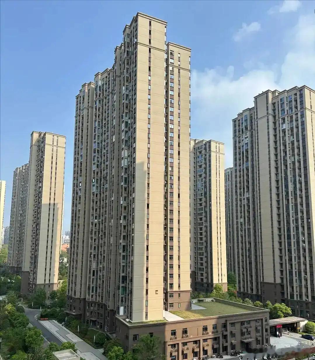 房贷最长年限由30年延长至40年。名义上是减轻即期负担。事实上却是增加了还款时长