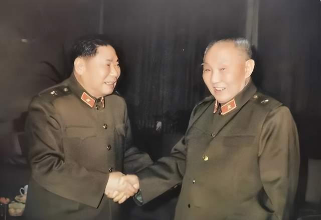 1991年，80岁的杨得志参加老红军聚会。可到了现场，他却迟迟不肯入座。组织者顿