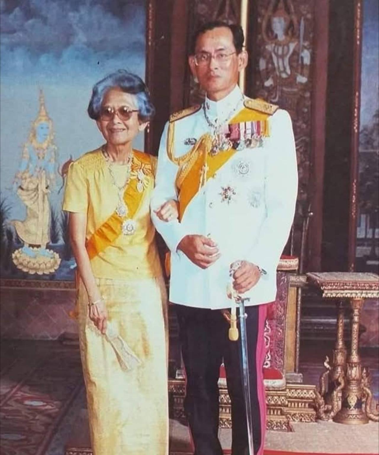 普密蓬国王非常孝顺，亲自照顾年满的母亲诗纳卡琳的次子普密蓬·阿杜德，登基为泰国