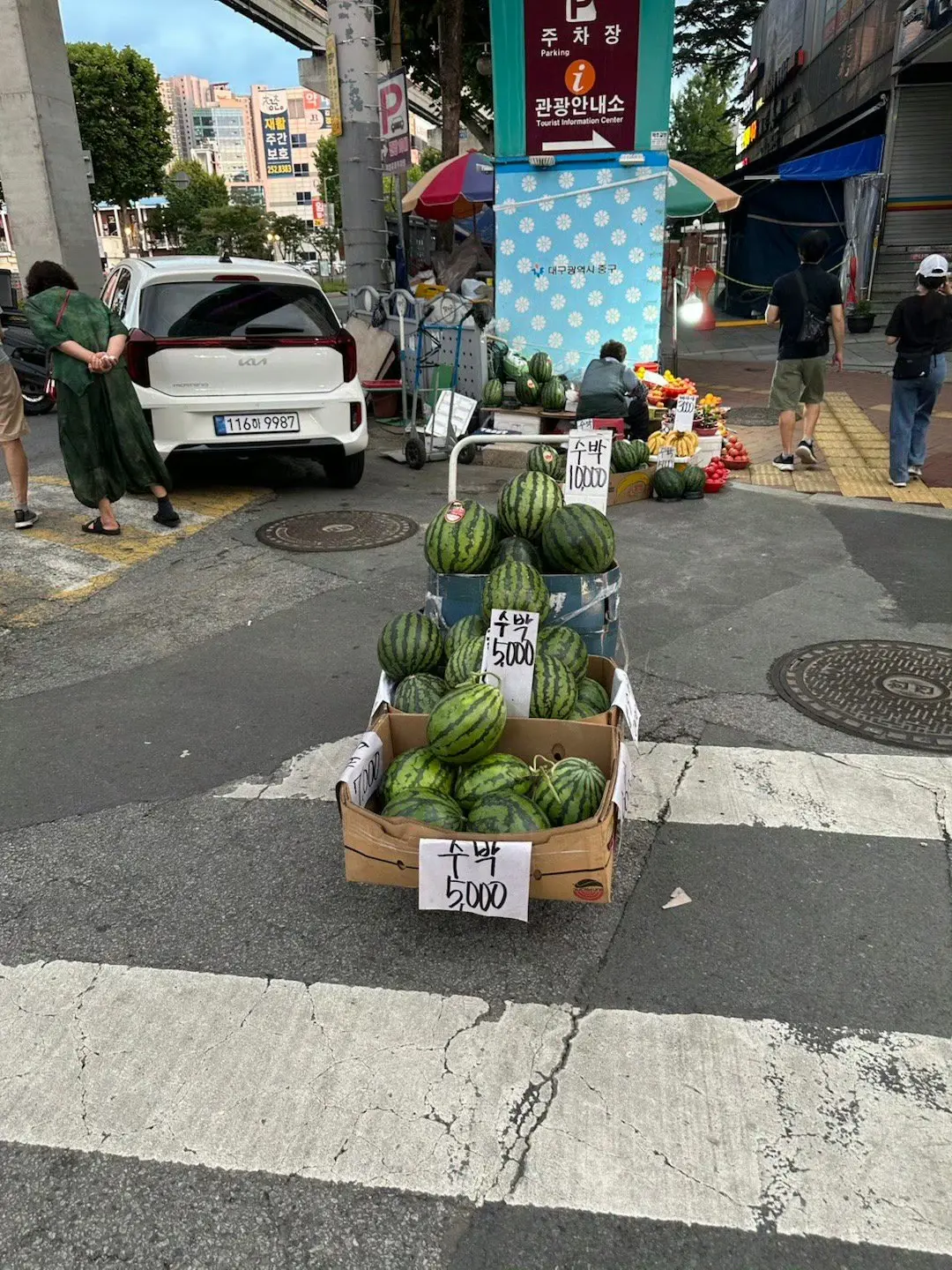 韩国农贸市场的西瓜，5000、6000韩元一个，也没想象贵