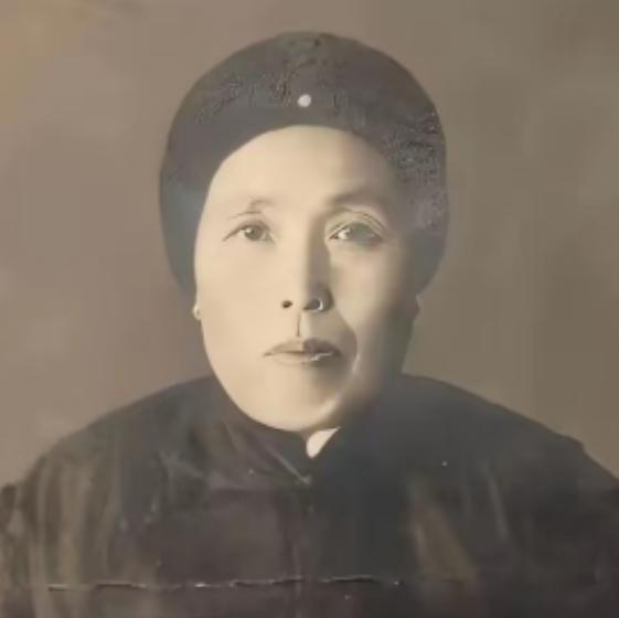 1891年，16岁的张作霖落难乞讨，孙寡妇看中了他，解开衣扣，掏出一块腰牌给他：