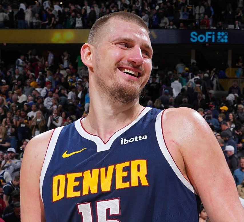 约基奇本赛季在整个NBA领跑以下数据：•单场最高得分•50+得分场次