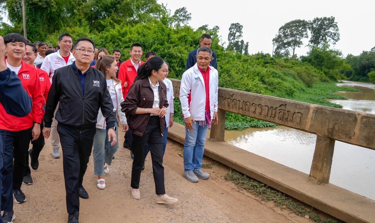 泰国总理佩通坦停职不停工！穿上平底鞋到村里认真听取民众防洪减灾的建议，着装朴素，