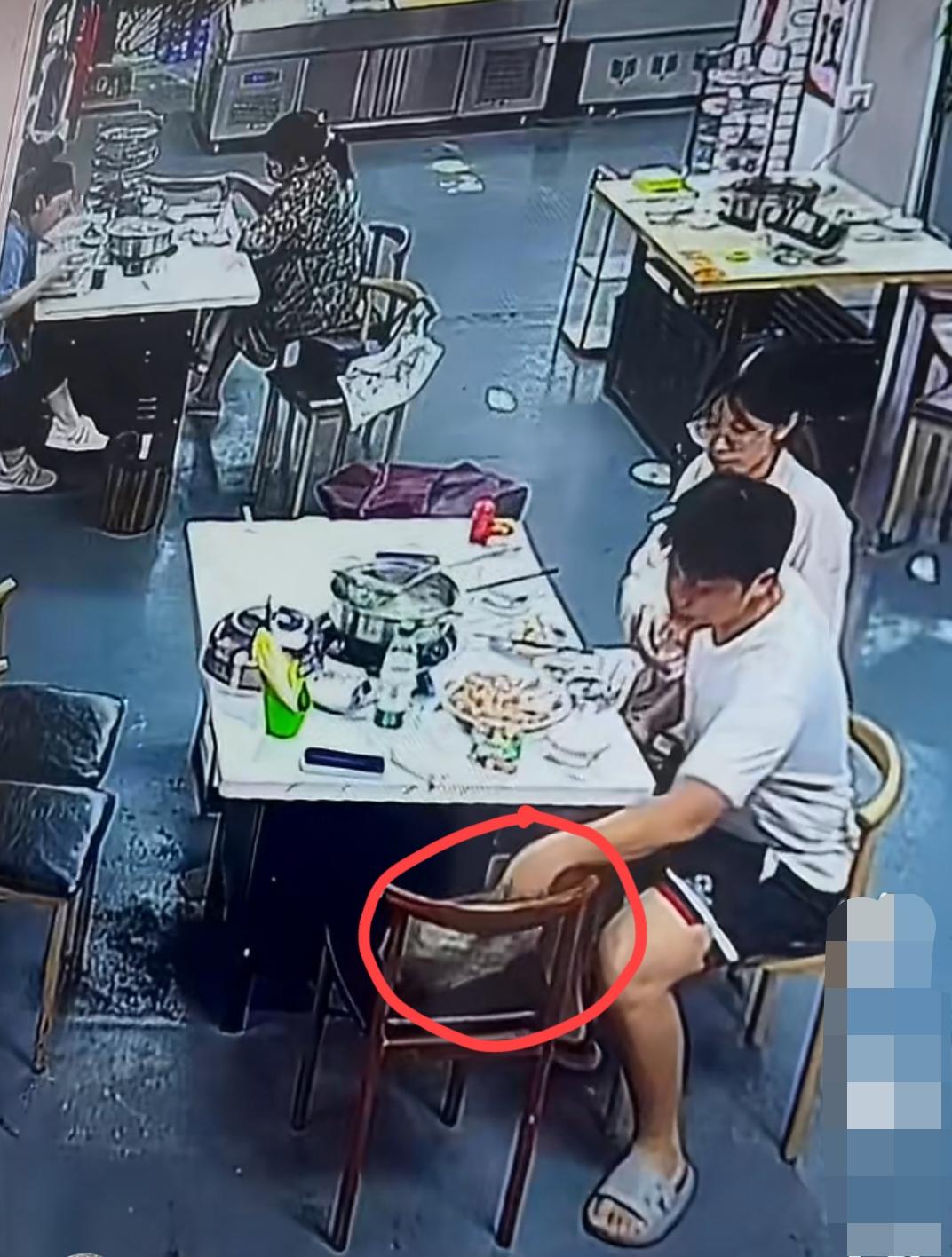 5月14日，广东汕头，一男一女自带牛肉到某自选火锅店消费。店主没收取任何服务费口