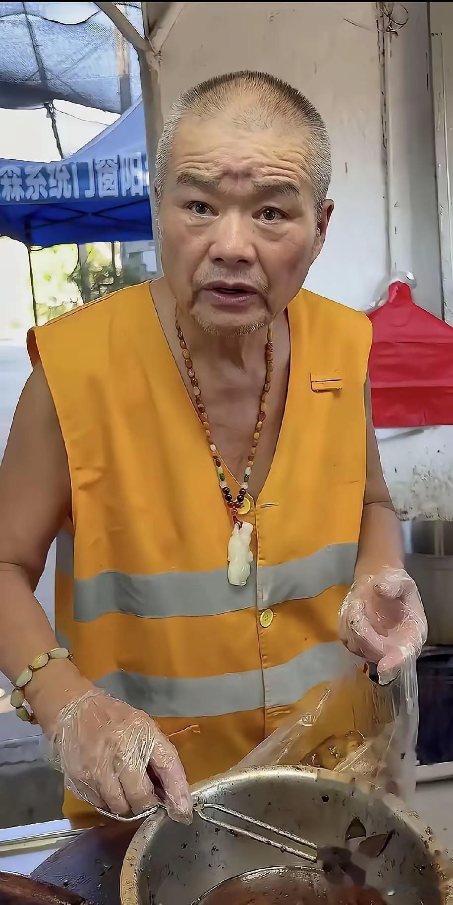 这个老头就是合肥网红七万卤菜摊主，此人摆摊卖卤味几十年，最出圈的特点，就是顾客不