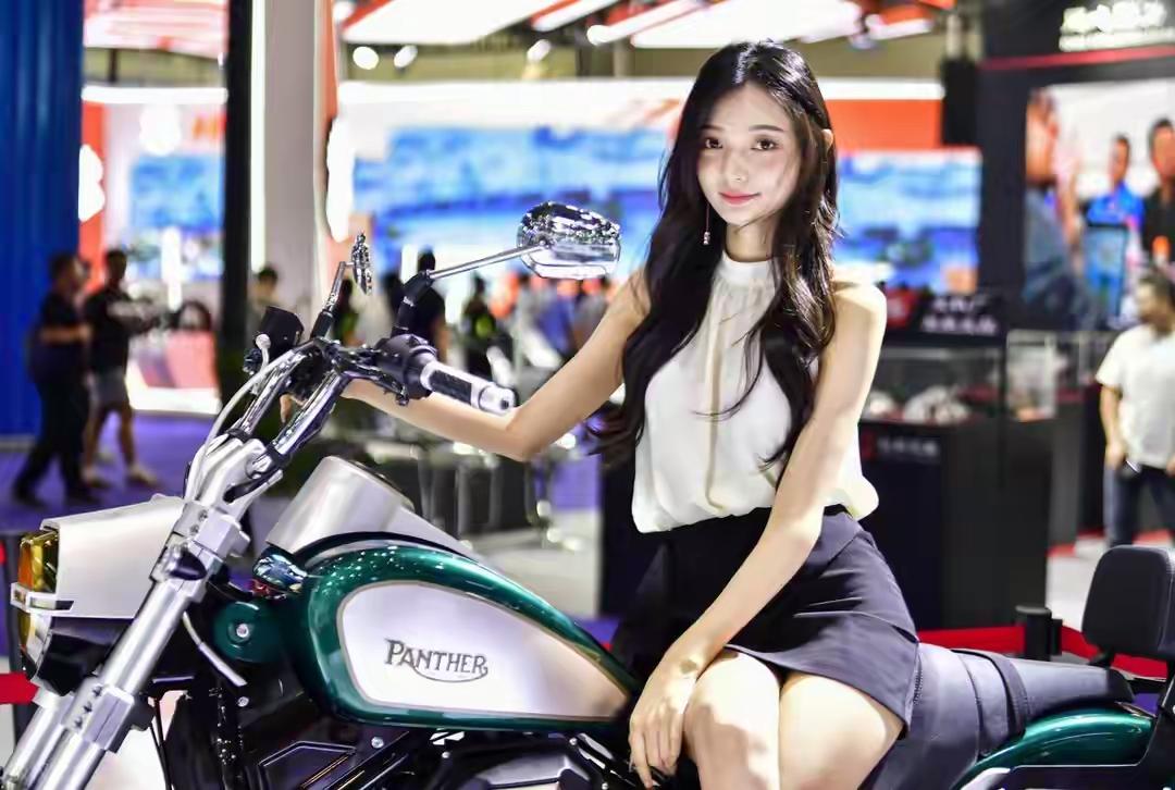 越南河内一家雅迪门店，以前一天卖一两台，现在一天能卖二十多台。不是搞促销，是当地