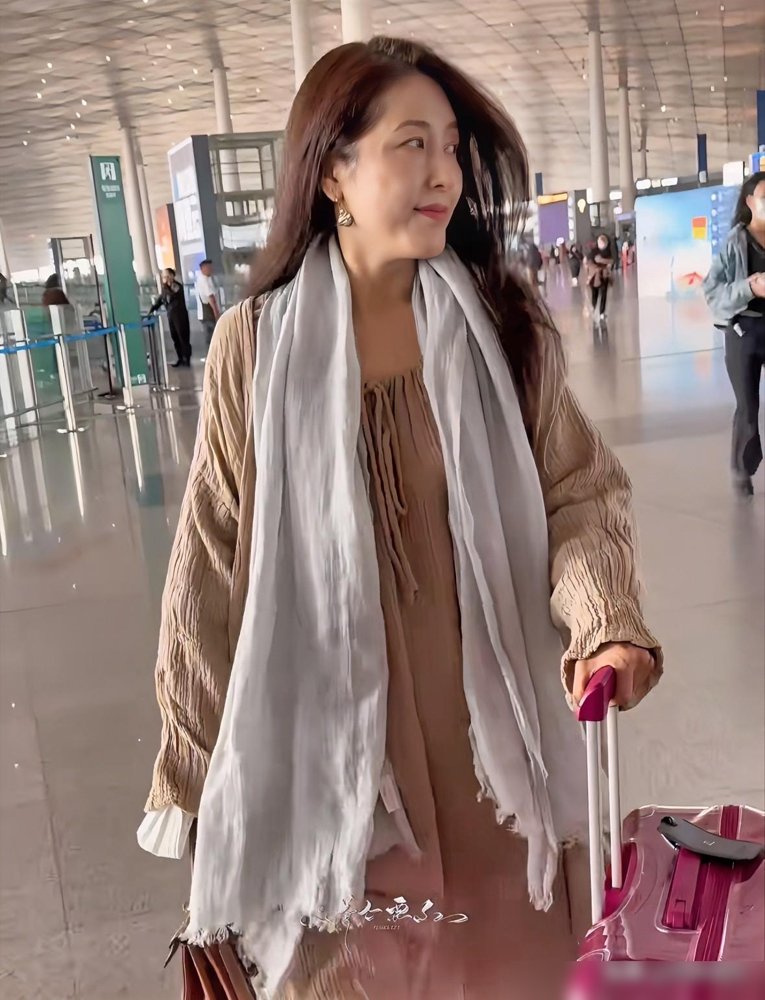 曾黎在机场被拍了，素颜，没打光没滤镜，整个人看着塌下来了。眼角纹路深，法令纹挂得住，脸色发灰。跟电视