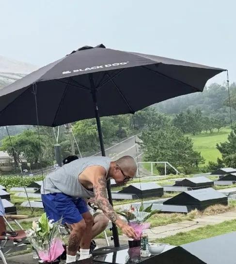 具俊晔在大S墓前看流星花园，这样深情的男人不多见有多名网友在大S墓园偶遇具俊晔