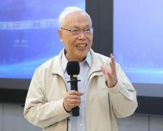 “不是别人要卡我们的脖子，而是我们中国用教育卡住了自己的脖子！”早在去年，姜伯驹