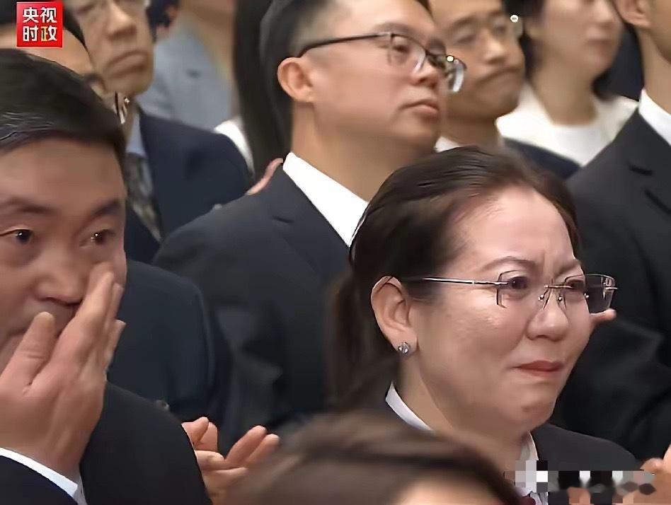 这个镜头捕捉的太好了，非常有人情味，很生动。原来以为是普通参会人员，后来媒体披露