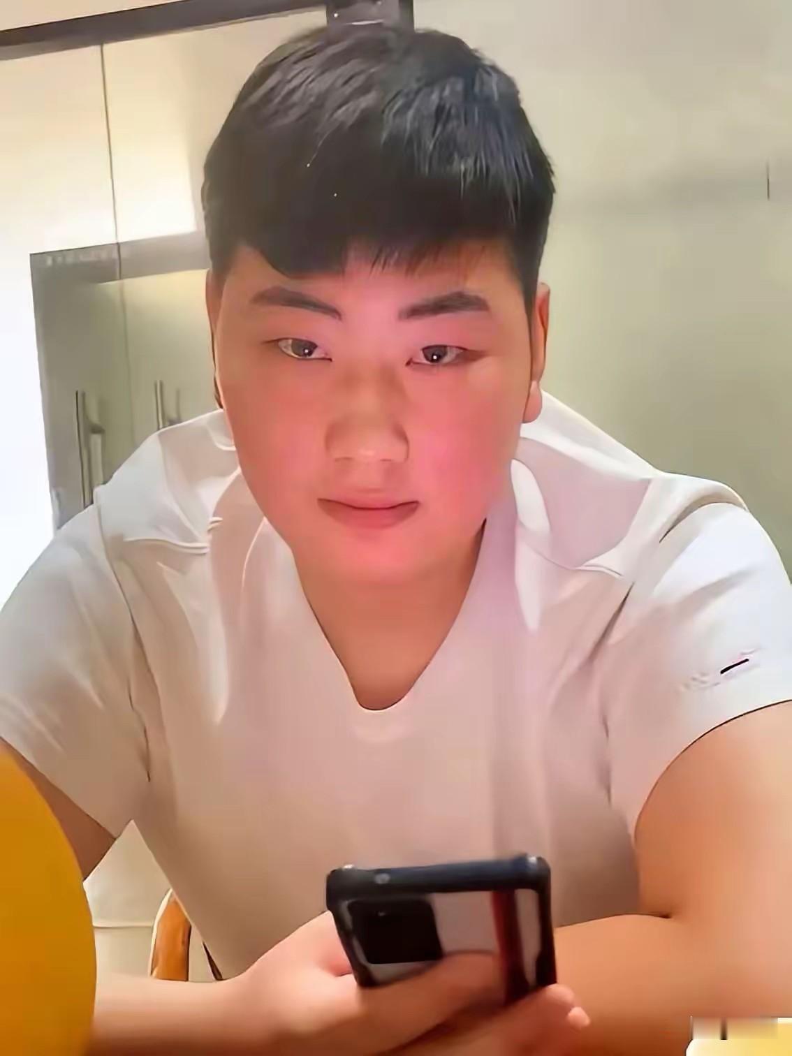 朱之文的儿子朱单伟，如今的生活状态着实让人感慨。父子二人早已分家单独生活，朱之文