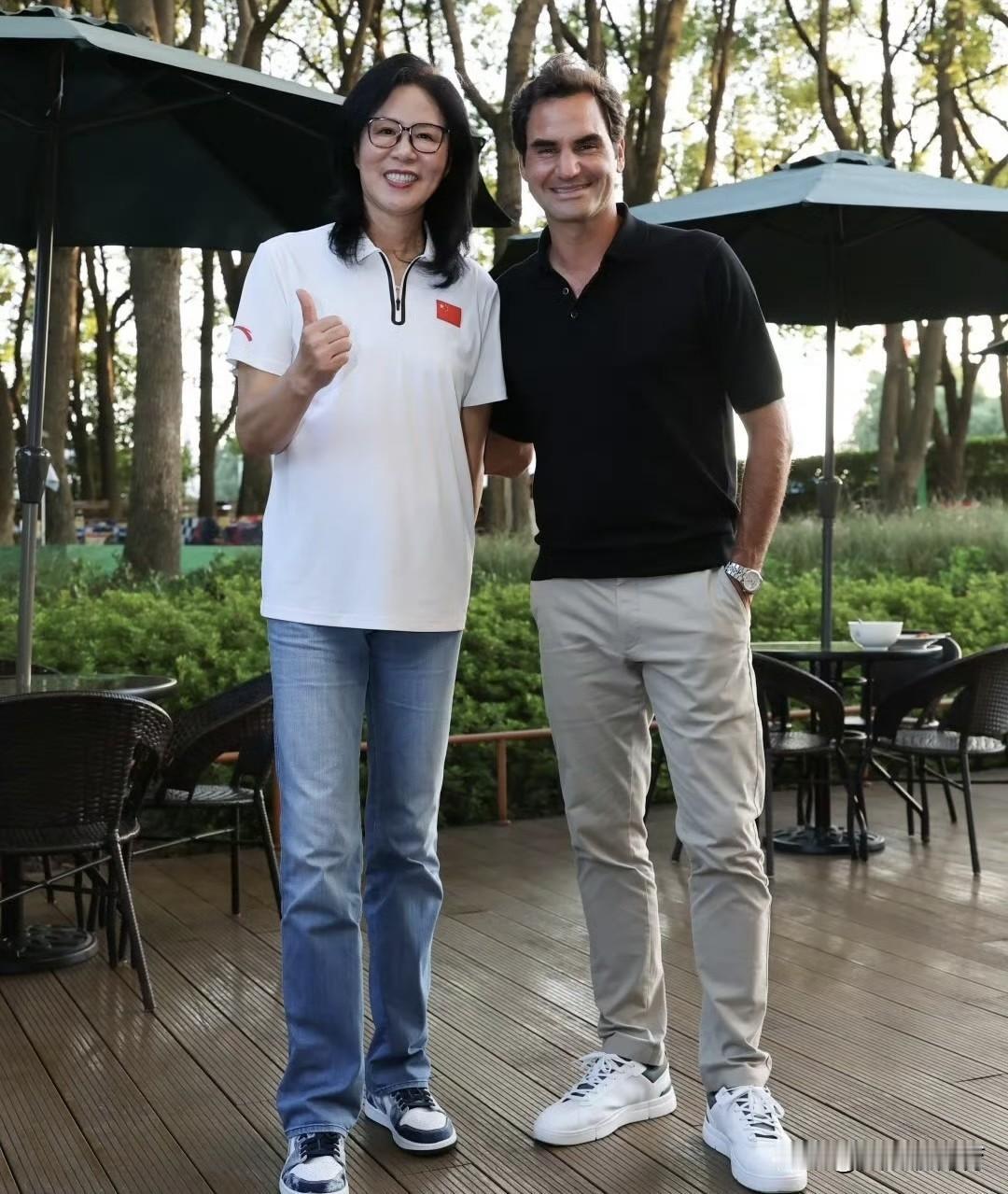 郎平和费德勒罕见同框！两位在体育界获得顶尖成就的人，难得在一起同框啊！一个是排球