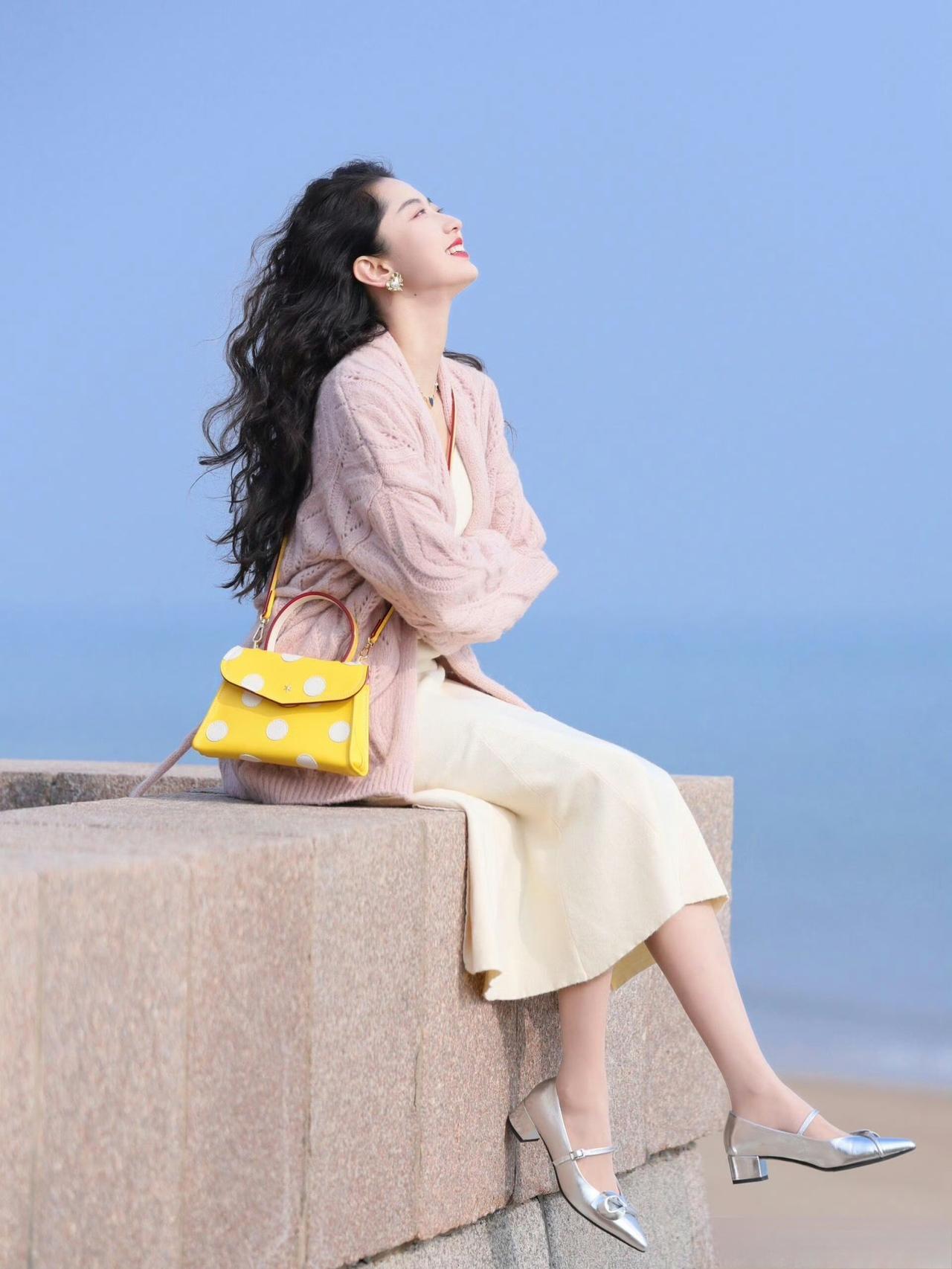 这套穿搭是“温柔松弛+清新甜感”的组合，特别适配户外休闲场景：-内搭选了