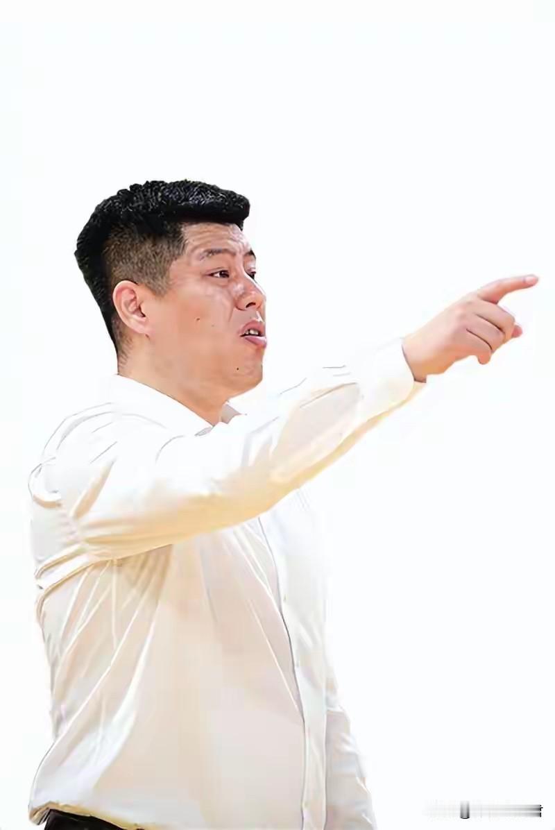 潘江续约留队！在不敌浙江广厦男篮无缘半决赛后，潘江不仅没有沮丧，反而表示身为主