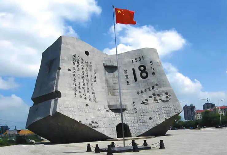 现在有的人把旧中国所受屈辱一概推到满清头上，这是片面的，晚清朝廷当然腐朽，当然要
