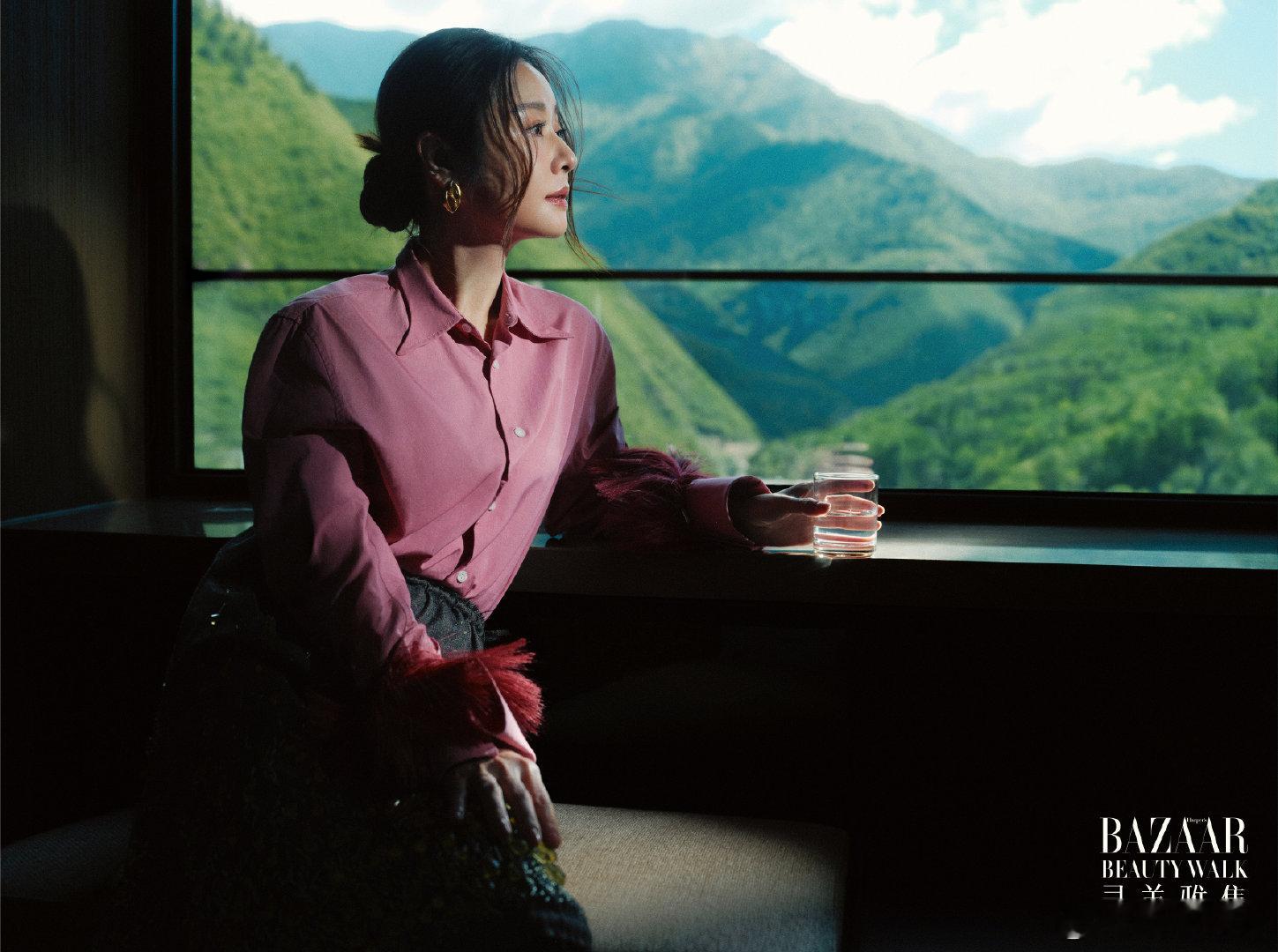 #林心如九寨沟大片##林心如时尚表现力#林心如九寨沟大片，状态也太好了吧！穿紫红色长裙站在草原上，风