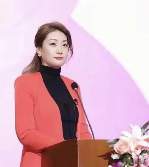 宗大小姐很厉害，14岁在美国留学住在爹的二房家里，看着弟弟妹妹们出生，也算是忍辱