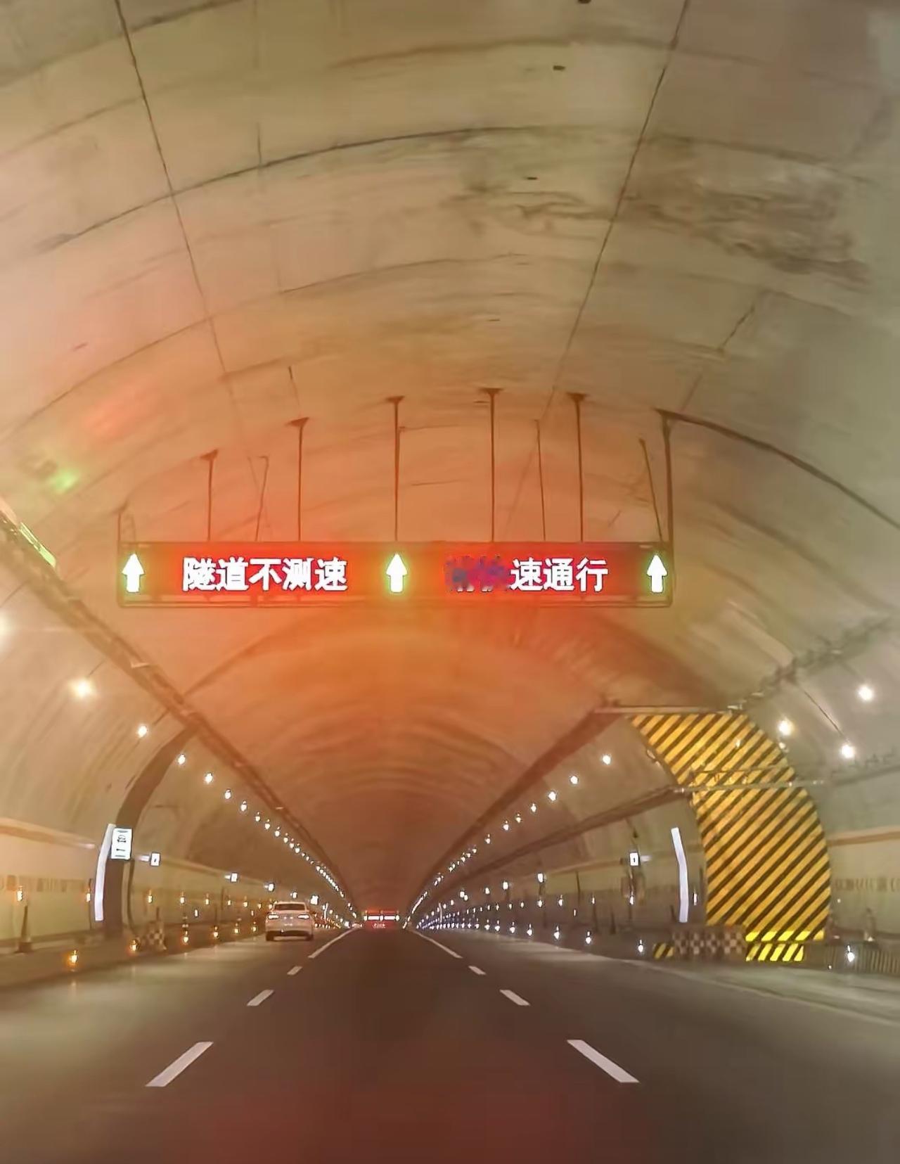 在江西高速隧道里瞅见“不测速，让快速通行”那行字时，我这常年在广东高速堵到怀疑人