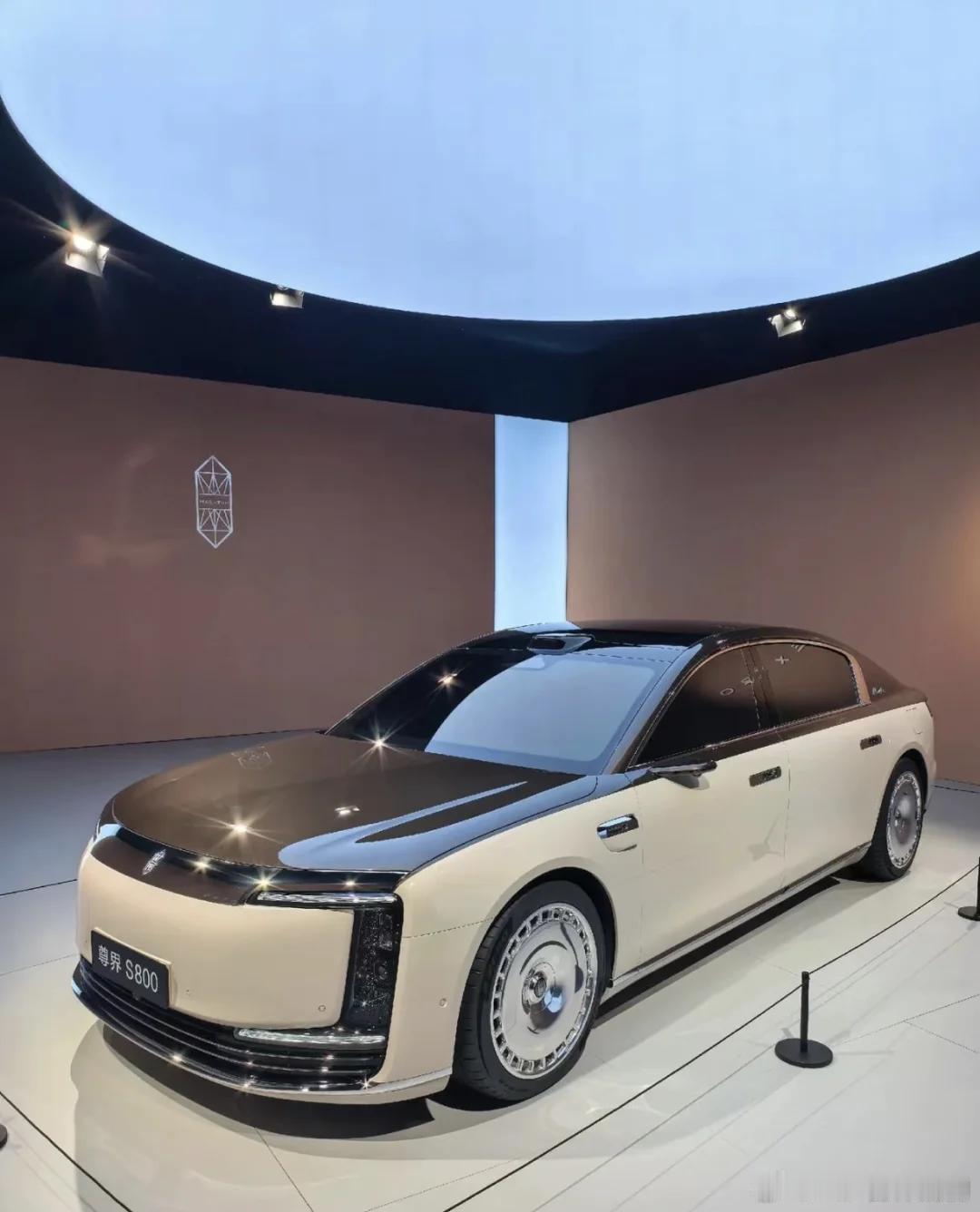 小伙花170万买迈巴赫跑婚车期待有一天【小伙花100万买尊界S800跑婚车】和【