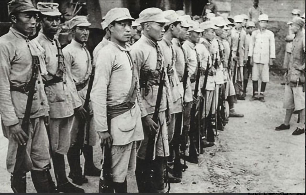 1941年，23岁的新四军独立营营长蒋天然，率队伍在巢湖西峰庵宿营。半夜起夜，他