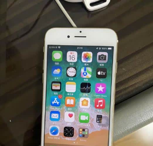 家里这部iPhone6s，是10年前买的的。尽管它被闲置在家已有六七年，偶尔想