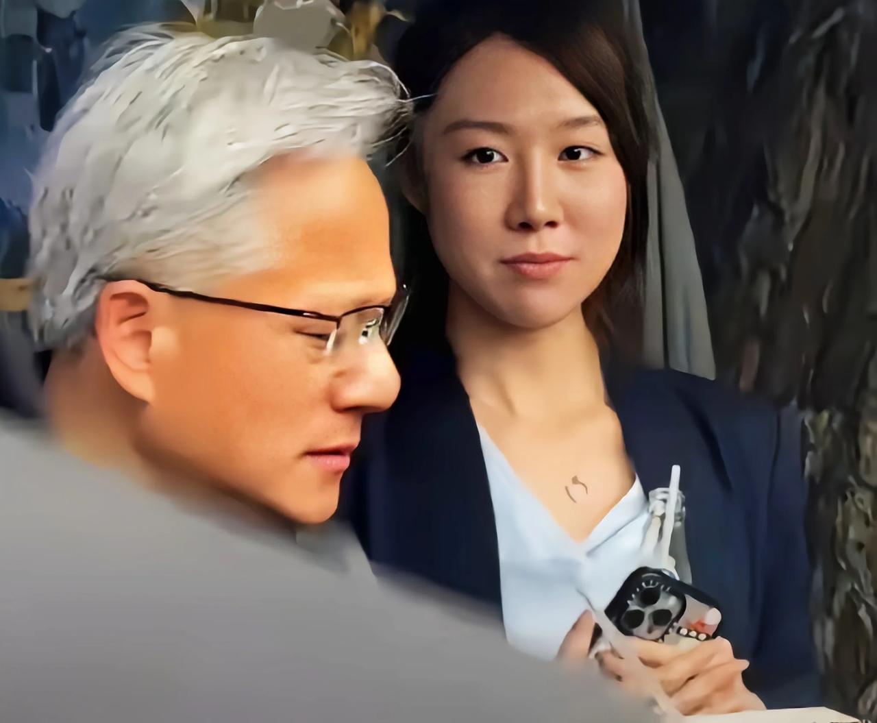 顶级富豪黄仁勋女助理一脸崇拜地注视着老板，这就是有钱人的魅力最近有张照片流传很