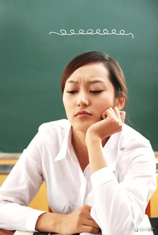 如今的教师处境已大不相同。面对课堂上窃窃私语、午休时嬉戏打闹、仪表不规范的学生，