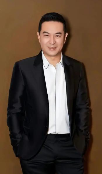 曾经，张嘉译的前妻杜珺，竟然当着媒体的面，怒斥：“他之所以娶我，就是想利用我，靠