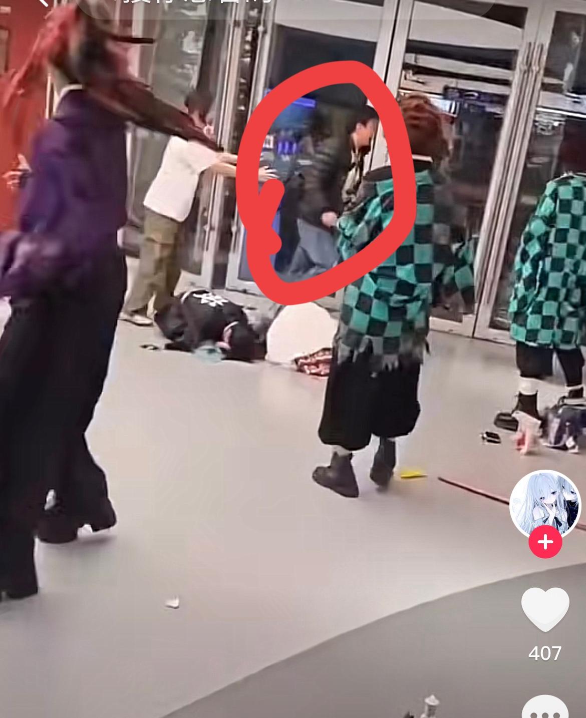 成都16岁男孩，打的人是穿“鬼火之刃”cosplay服装的女孩，最小的女孩1