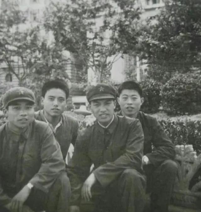 1984年3月，开国少将孔俊彪回到宁化。在县招待所，孔俊彪对时任县武装部政委的周