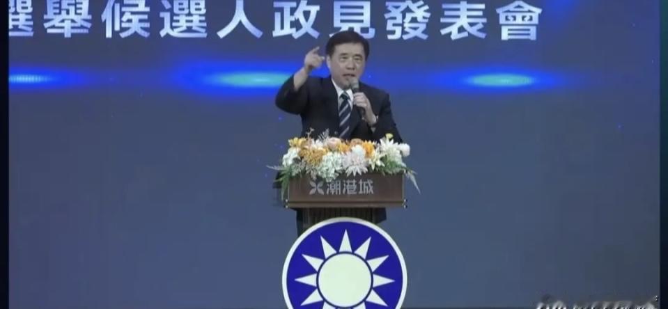 郝龙斌喊着要和人一对一辩论，张亚中立马接招，邱毅还激动说“热血沸腾”，可这事