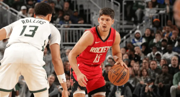 火箭自媒体更新动态，晒出了谢泼德近三场的数据：场均14.7分3.3三分3助2.