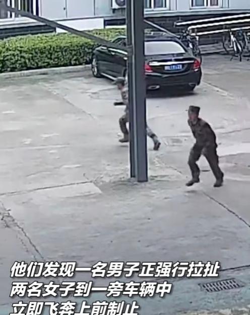 胆大包天！浙江金华，2名武警正巡逻，突然从街上传来呼救声，2人二话不说就冲了过去