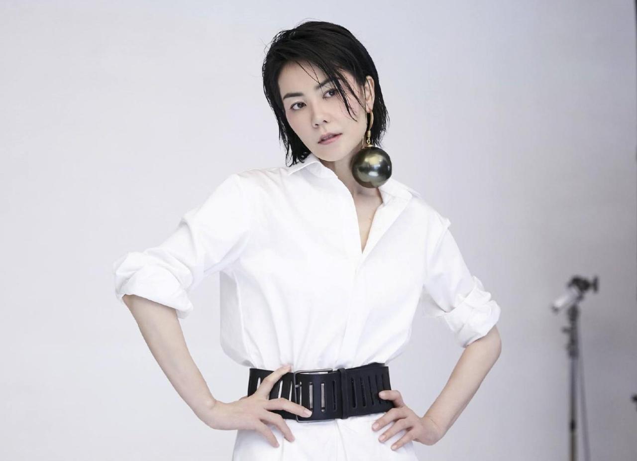 难怪王菲现在来到演艺圈以外的地方，是不是有高人指点？翻看王菲的演出经历才知道