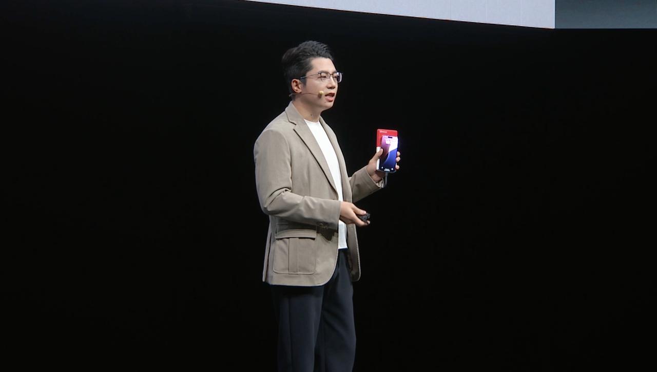 发布会这个设计真的要加鸡腿哈哈哈哈。门口的充电宝居然是一加Turbo6伪装的，