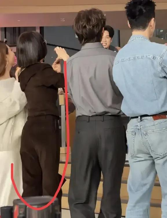 感觉，秦岚已经46岁了，偶像包袱重。每做一个动作，她都要做得精致，随时随地，注