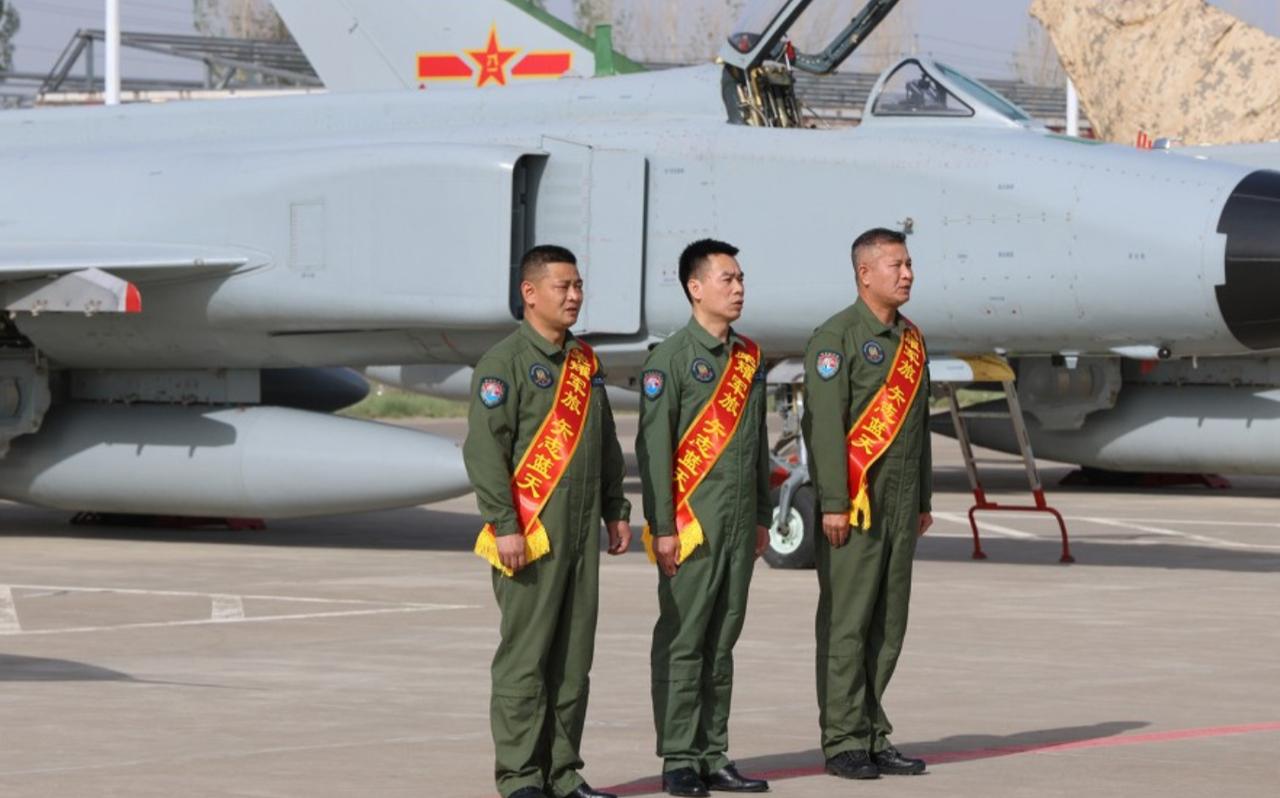 西部战区空军为3名歼-8飞行员举行停飞仪式，全军范围了只剩下西部战区和东部战区保