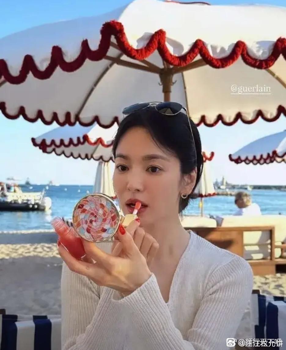 你们觉得宋慧乔漂亮吗44岁的宋慧乔状态简直绝了！9日她在Instagram发了好