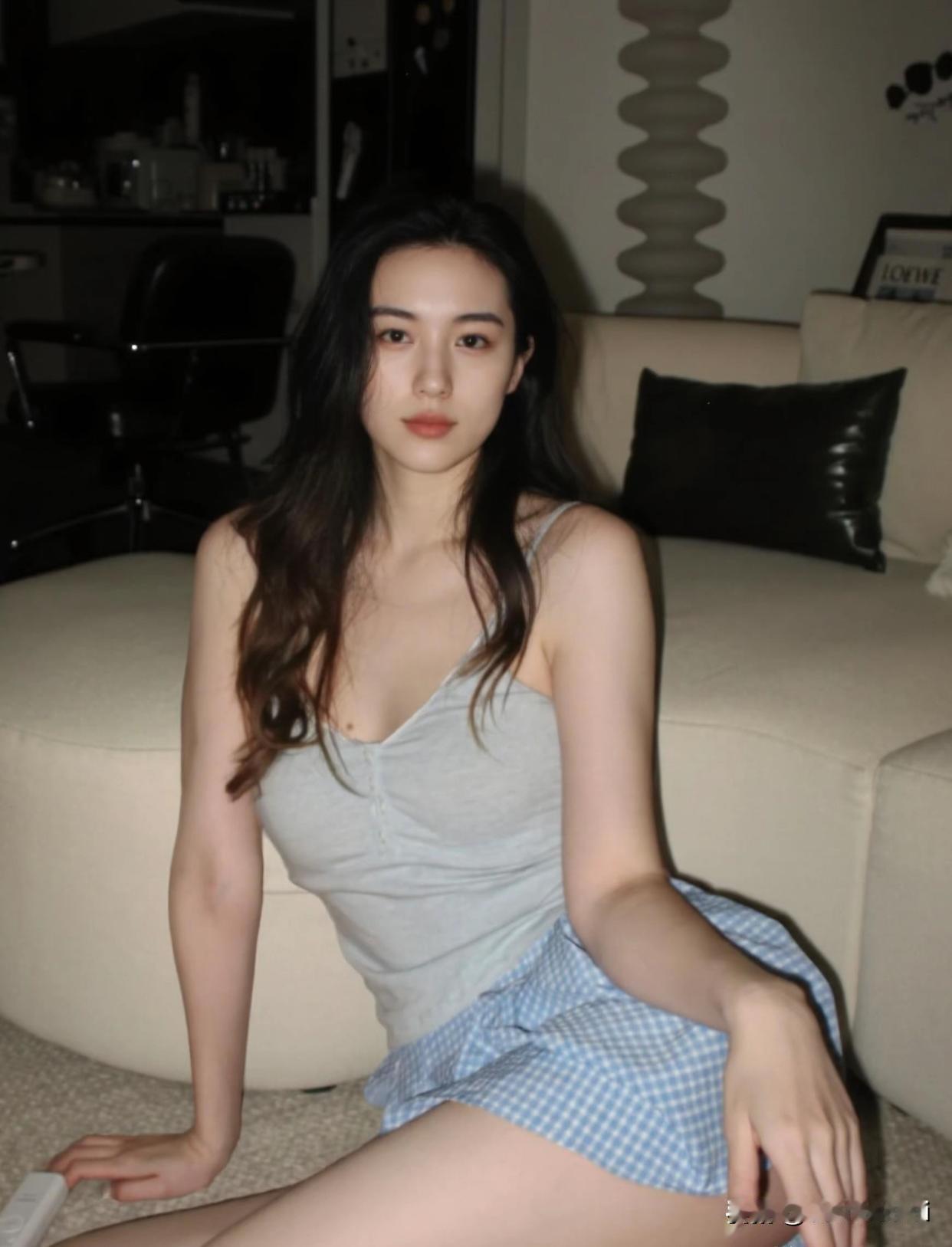 没有美颜和滤镜加持，竟还能如此美丽，确实难能可贵。照片里给人一种极为舒适自然之感