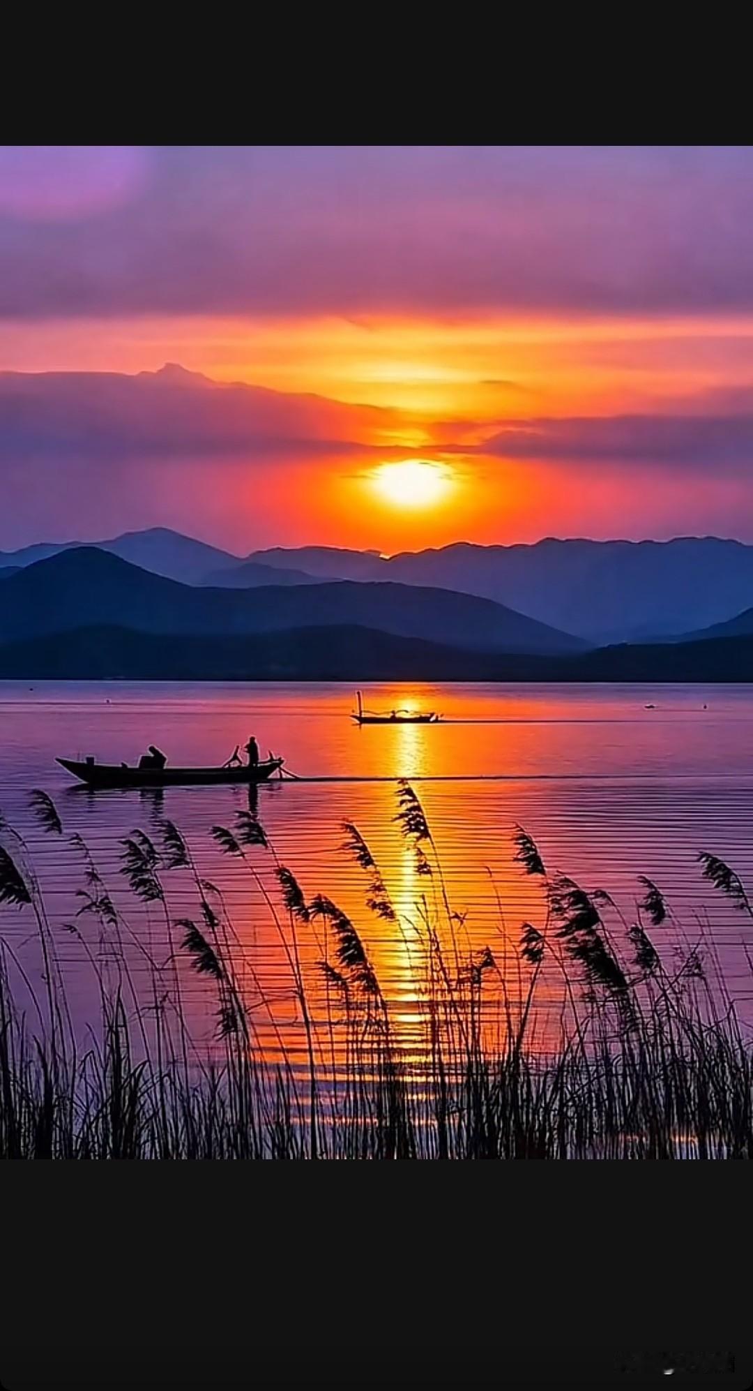 七律·雾都情缘薄霭笼城失驿楼，江头执伞偶回眸。衣沾寒雨岚光重，语软廊桥古