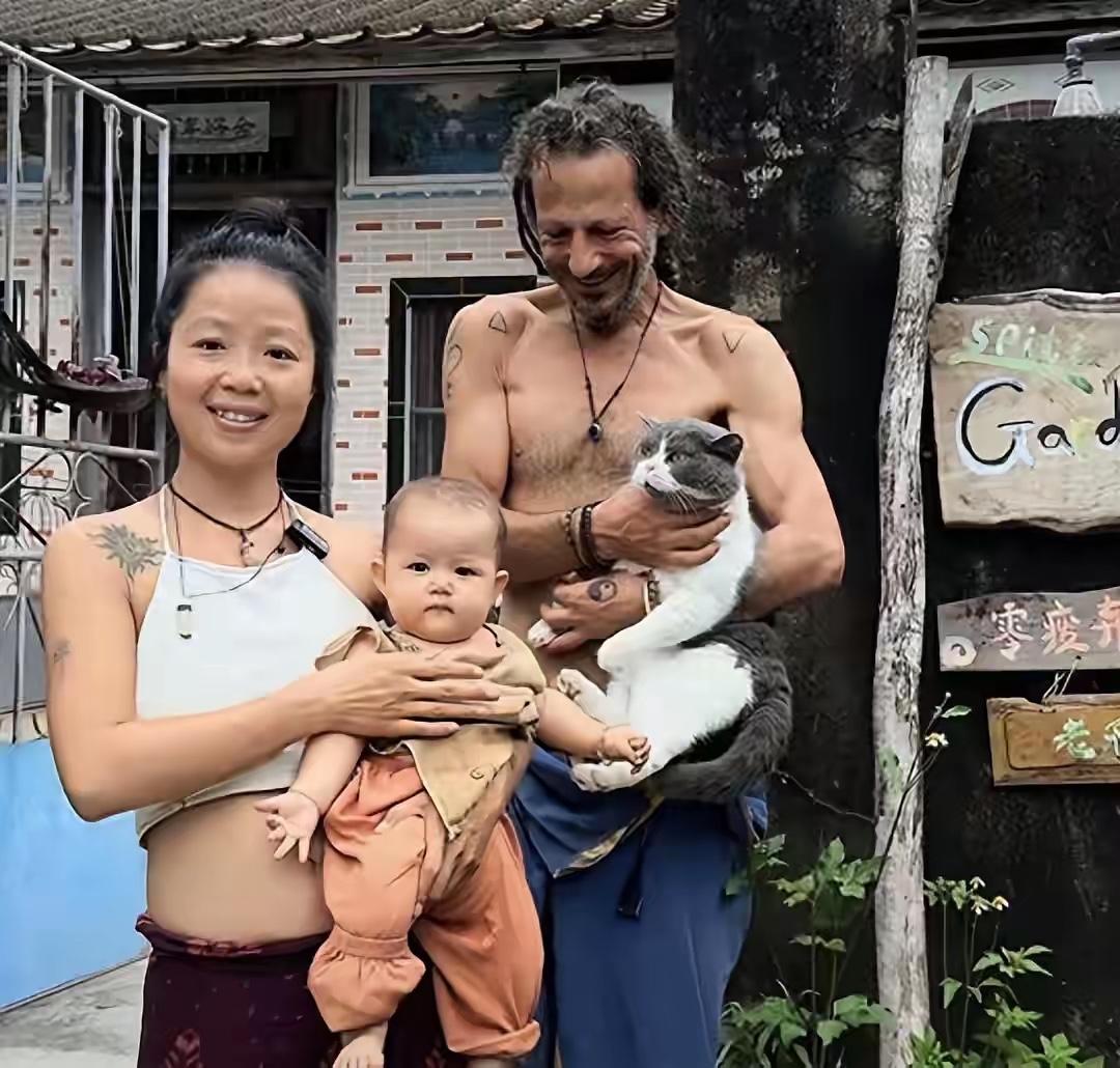 福建，一38岁女子，居然嫁给了国外一个“流浪汉”，结婚多年，她不上班，更不赚钱，