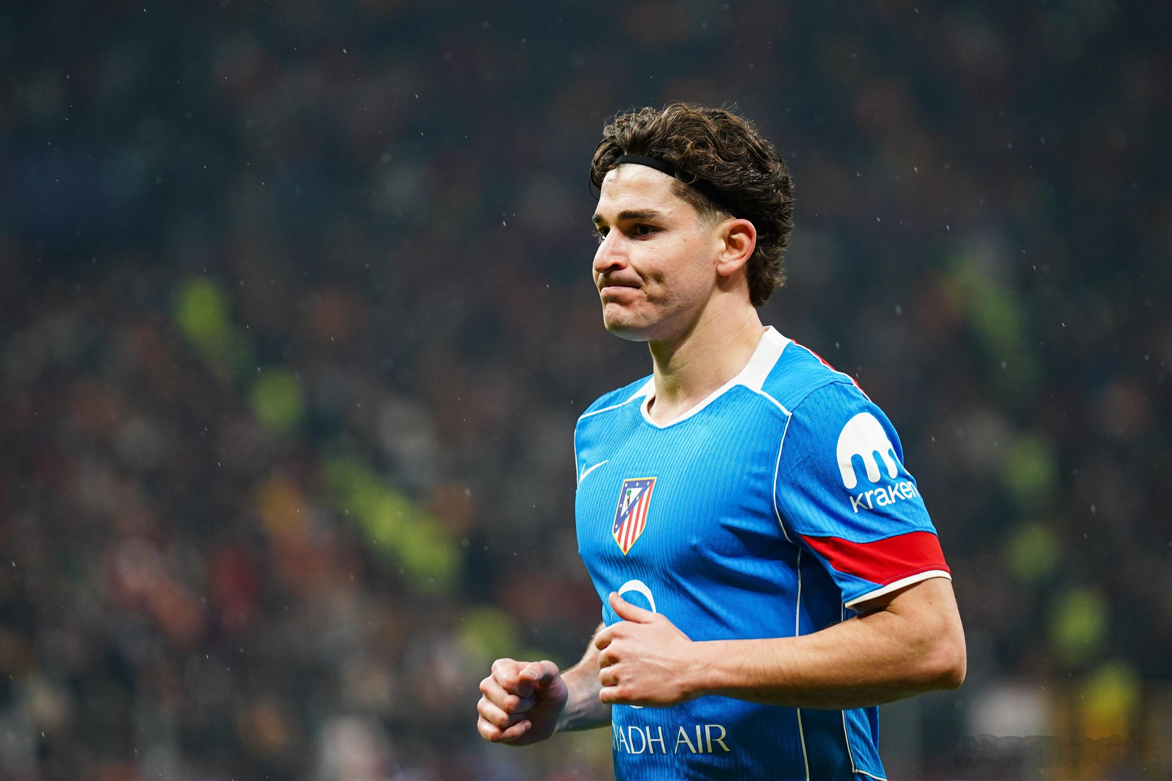 04月25日讯根据《每日体育报》报道，阿尔瓦雷斯已经引发了巴萨关于9号球衣的讨