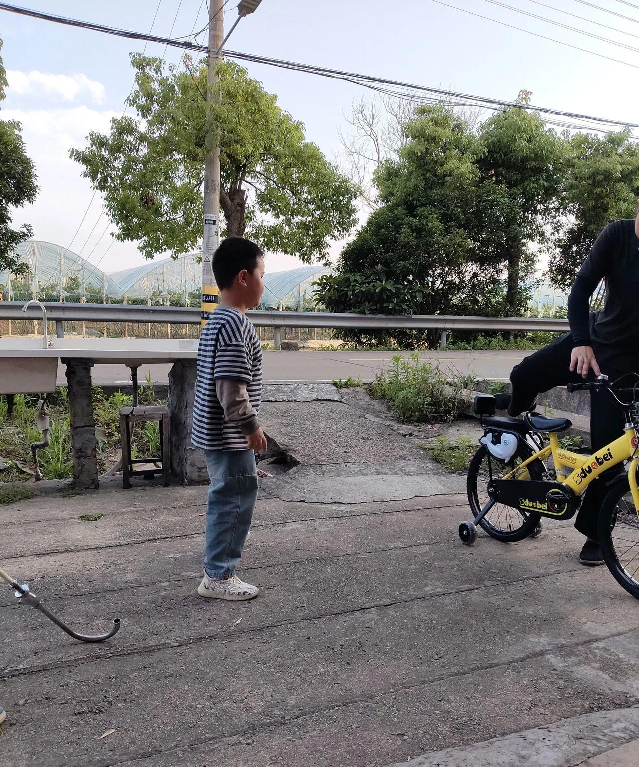现在的孩子都不会好好说话了吗？去二嫂家串门正碰到上初中的侄女放学回来，进门把书包