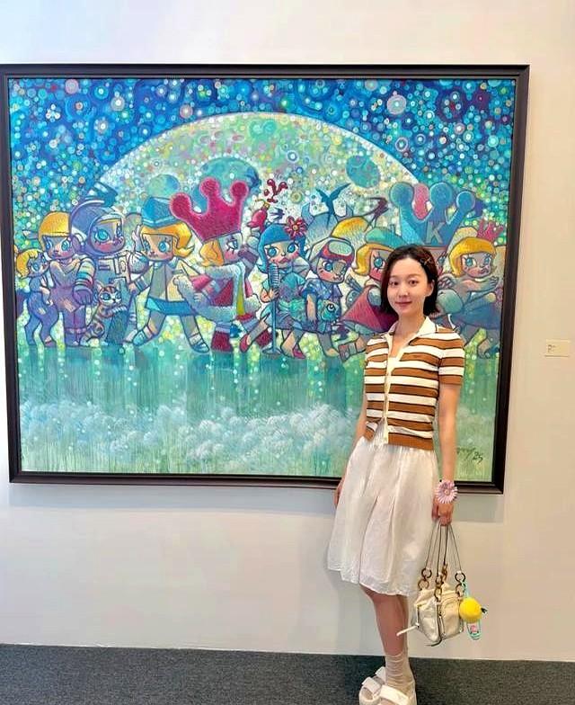 马龙老婆这日子，真是绝了。一件条纹短袖标价五位数，她穿着袜子配厚底拖鞋就去逛