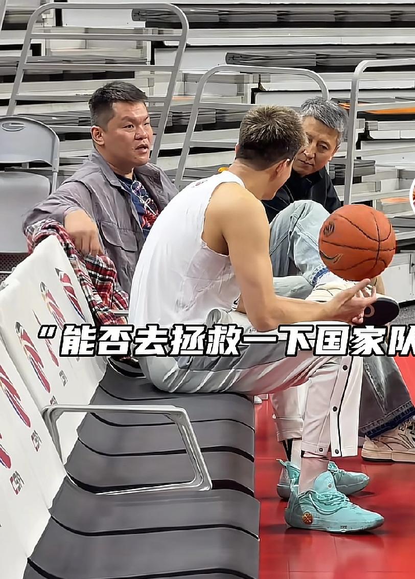 朱芳雨让郭艾伦去拯救国家队，他老叔在跟前能答应吗？这应该是在东莞的画面，朱芳