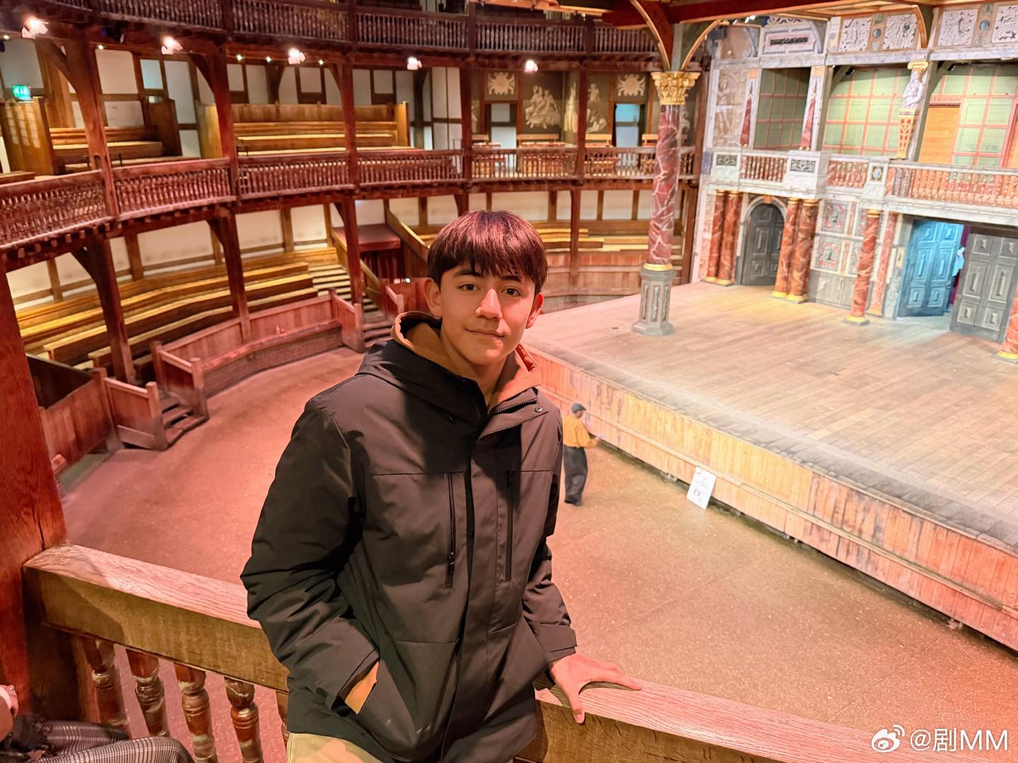 刘烨儿子女儿近照诺一霓娜都这么高了霓娜侧脸线条真的太优越了，这个漂亮的少女真的长